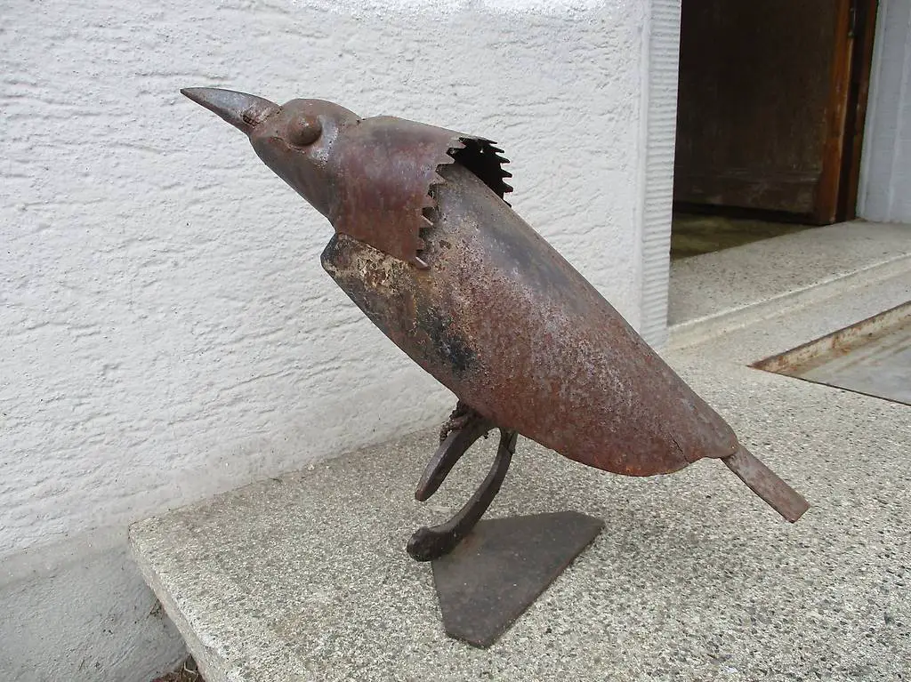 Eisen-Skulptur Glücks-Rabe Hufeisen Rosty Style Luginbühl?