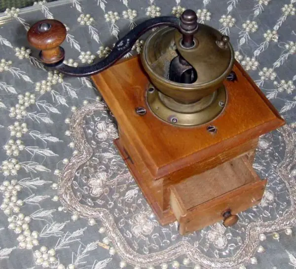 Schöne Antike Kaffeemühle