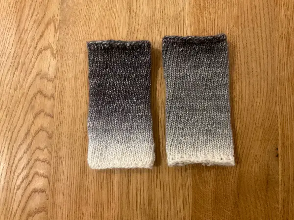 Handgestrickte Pulswärmer Amedisli/ Grau, schwarz, weiss