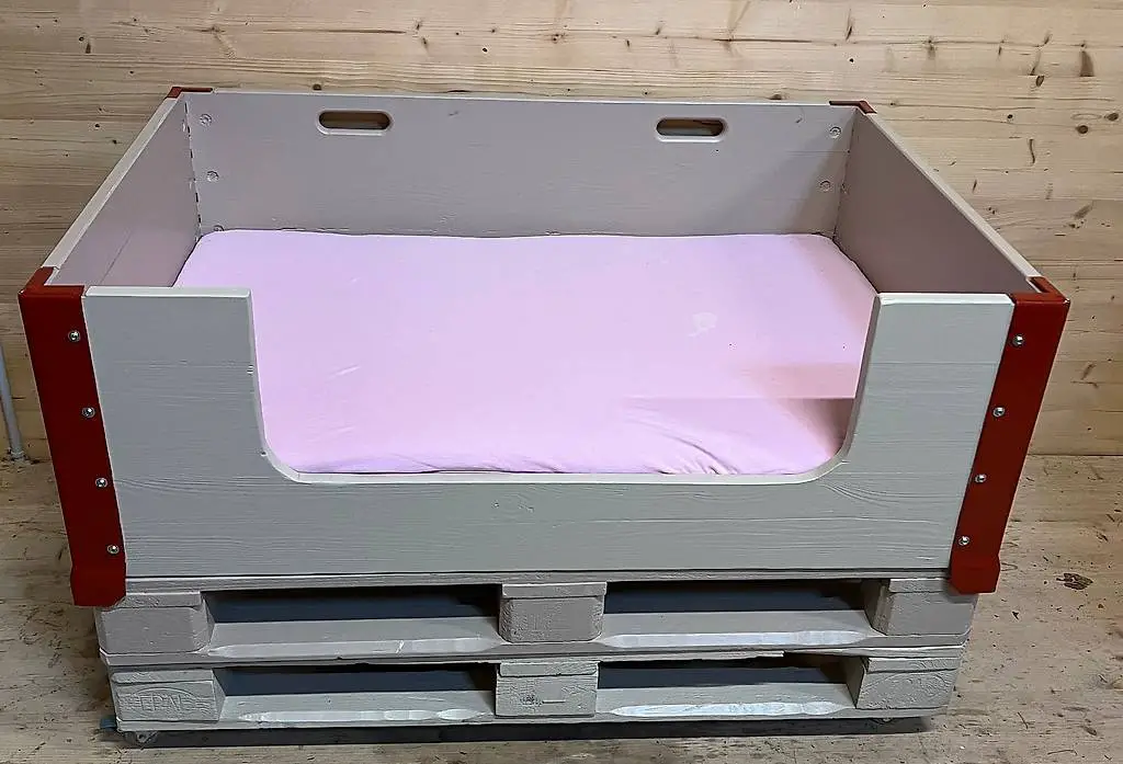 Selbstgebautes Bett mit massgefertigter EMBRU-Matratze