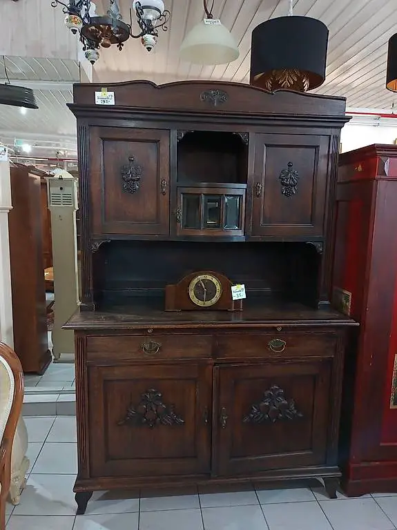 Antikes Buffet mit Stauraum