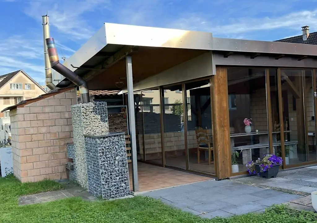 Wintergarten/Sitzplatz, Grill und Pizzaofen.