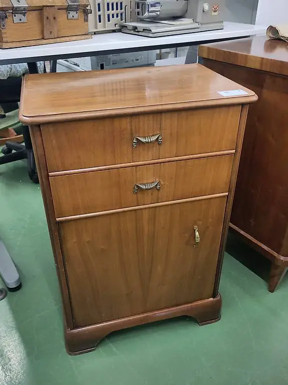 Kleine Kommode mit Schubladen und Türe