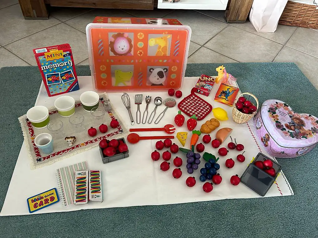 Zubehör für die Kinderküche (Lebensmittel, Besteck usw.)