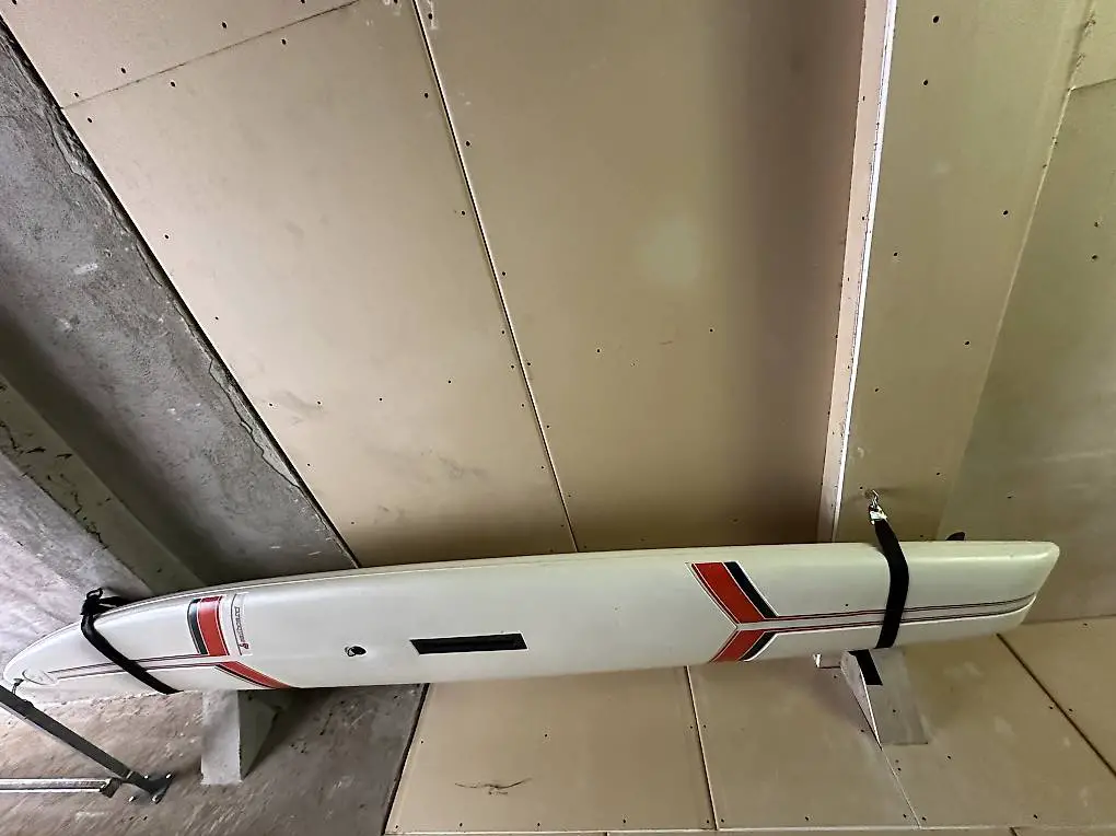 Surfbrett mit allem Zubehör