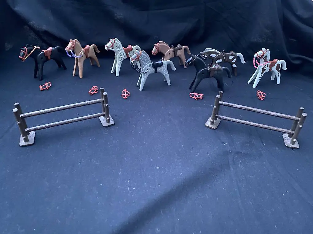8 ältere Playmobil-Pferde mit Sattel und Zaumzeug