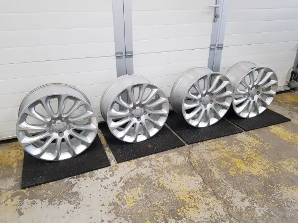 Range Rover 20 Zoll Felgen original mit RDKS & Nabendeckeln