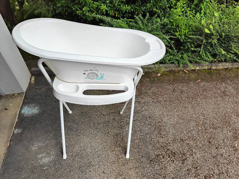 Babybadewanne mit Badewannenständer