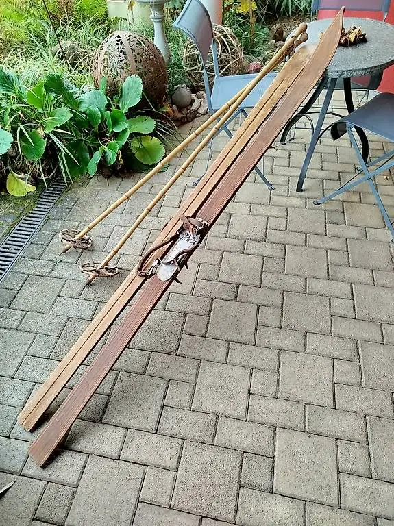 Antike Holzski aus guten alten Zeiten