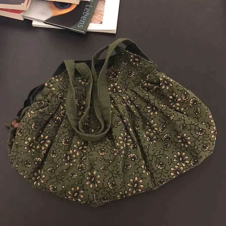 Tasche mit Blumenmuster zu verkaufen