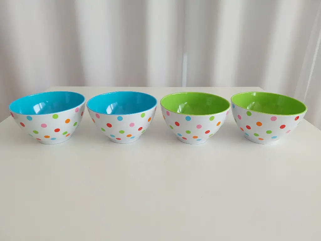 Set mit 4 Kinder-Schalen aus Melamin 500 ml, in Top-Zustand