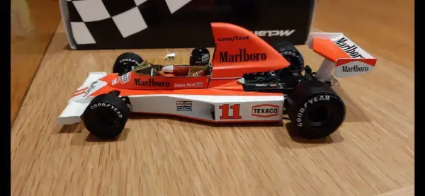 McLaren M23 James Hunt F1 1976 mit Marlboro Minichamps 1:18