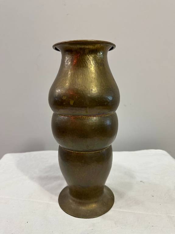 Vintage handgehämmerte Messingvase