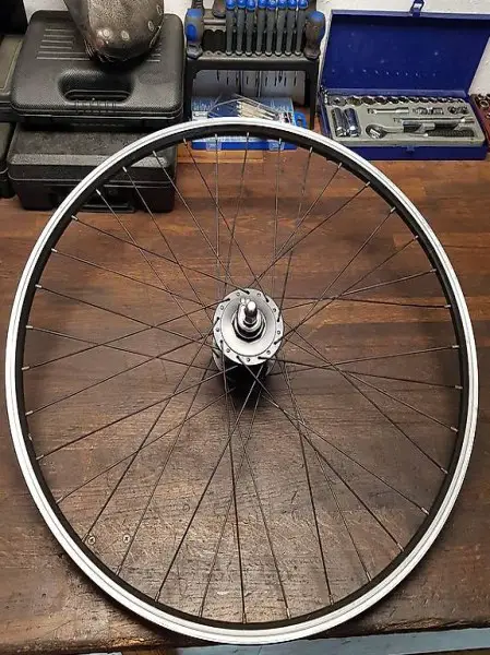 Vorderrad mit Nabendynamo