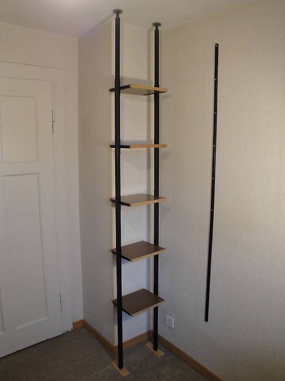 Büchergestell mit teleskopierbaren Stangen und 5 Regalen