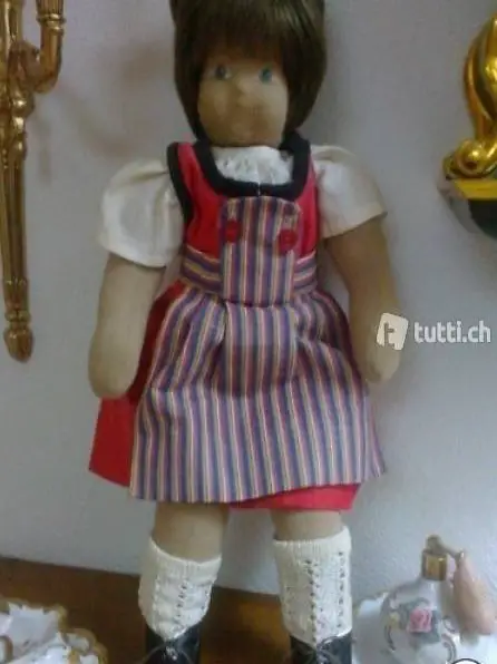 Puppe in Werktagstracht