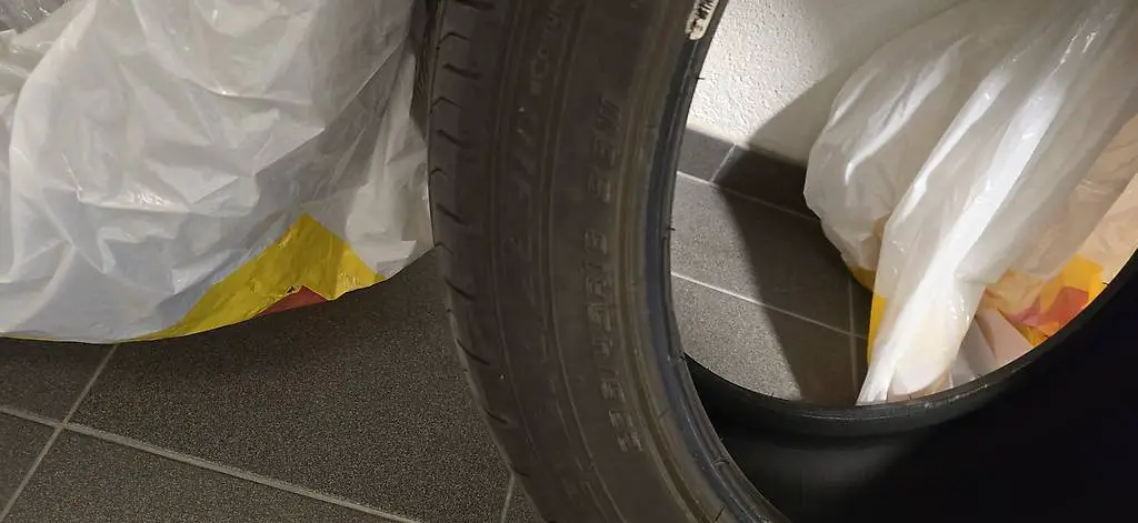 Winterpneu 235/45/18