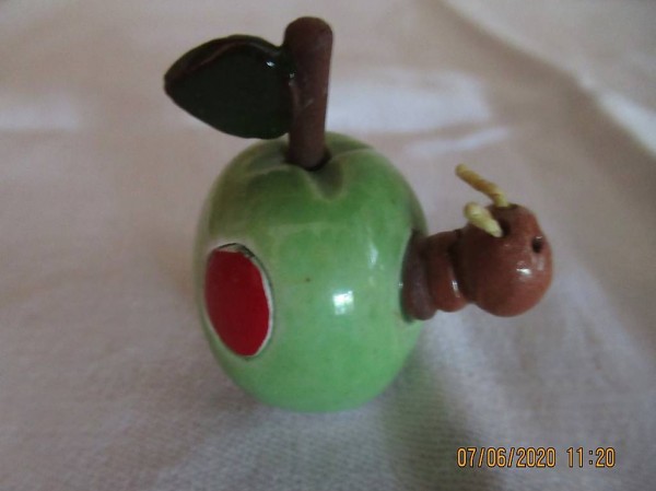  Apfel, mit Wurm, wurmstichiger Apfel