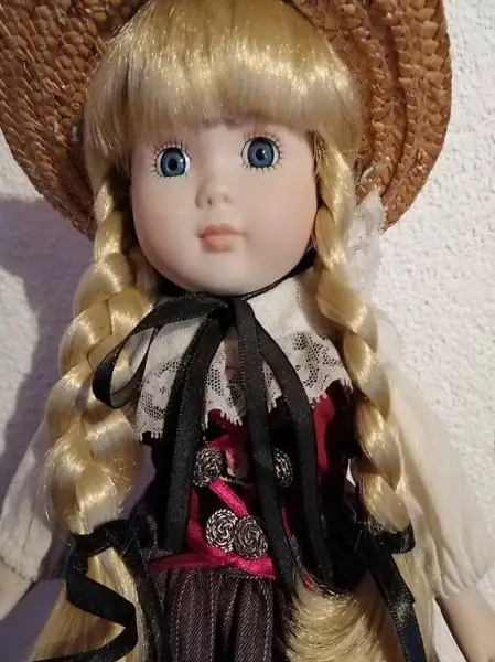 Trachtenpuppe aus Porzellan
