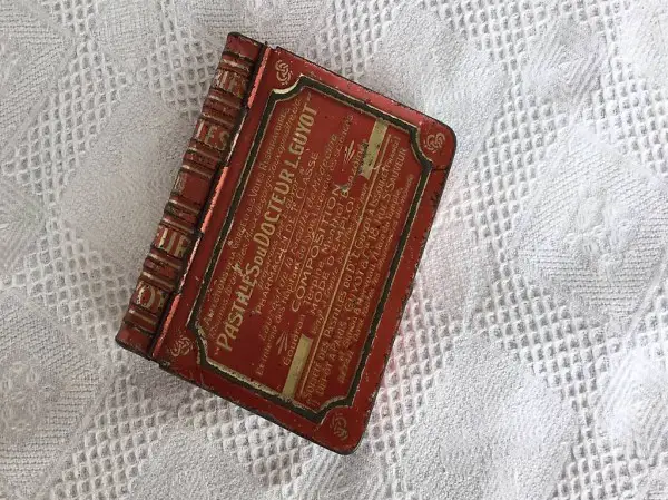 Blechbüchse als Buch-Attrappe