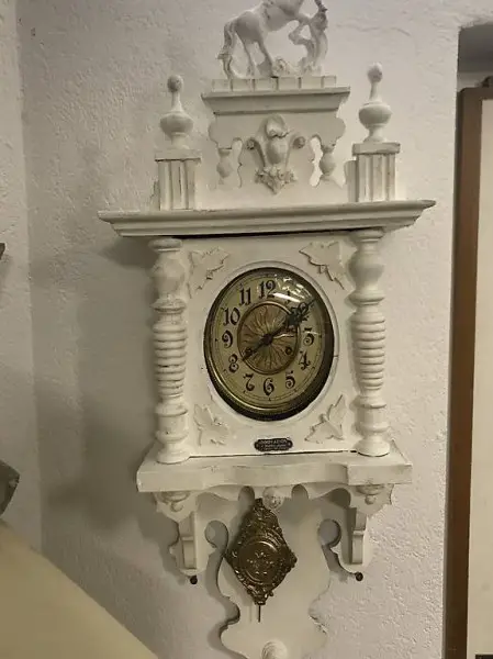 Antike Wanduhr mit Schnitzereien und Pferd vintage