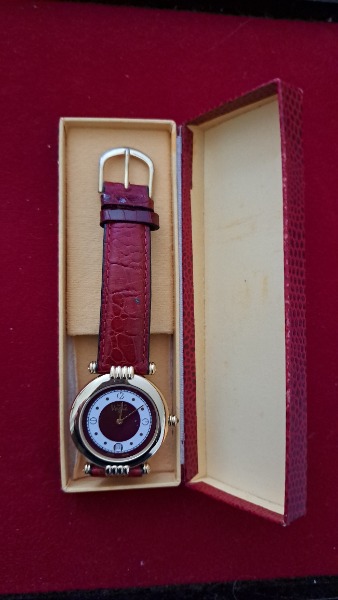 montre à quartz pour femme Vogue