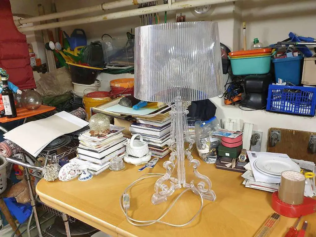 Eine ältere grosse durchsichtige Designer Tischleuchte