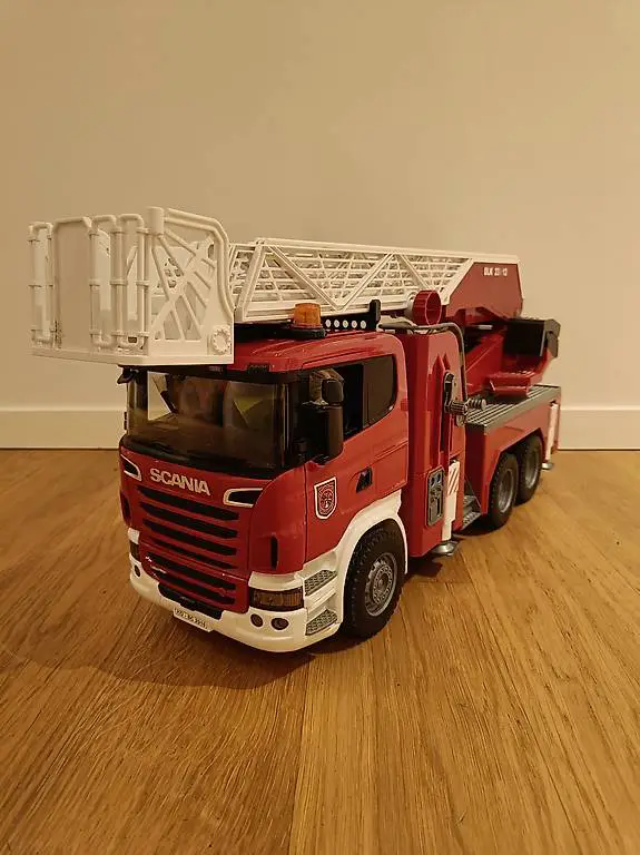 Bruder Scania Feuerwehr mit Drehleiter