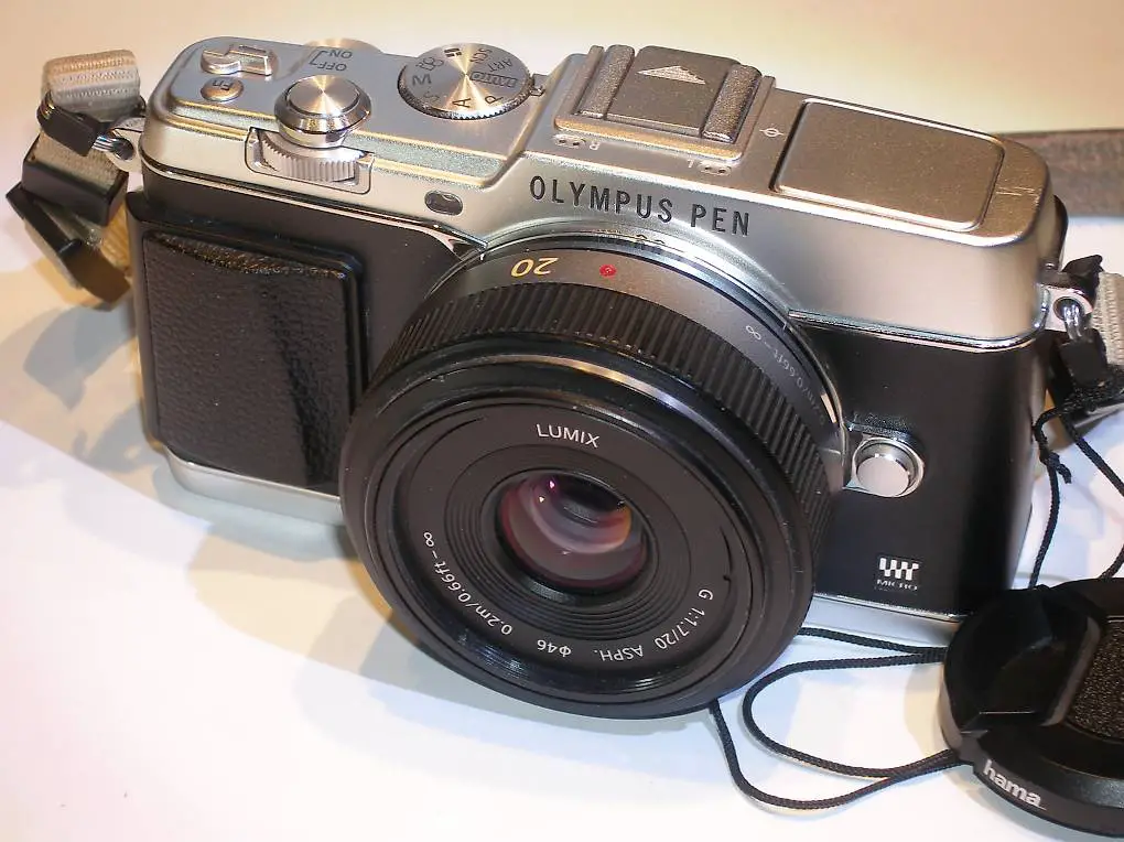 Olympus Pen mit 20mm Festobjektiv in neuwertigen Zustand