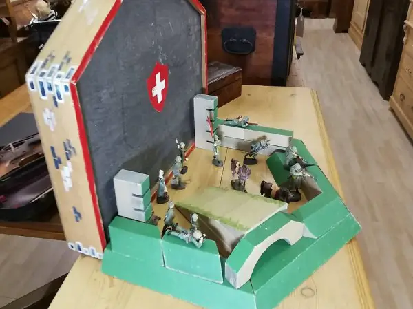  Antike Elastolin Soldaten mit Festung