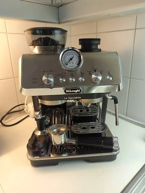 gepflegte Kaffeemaschine La Specialista Arte Silber