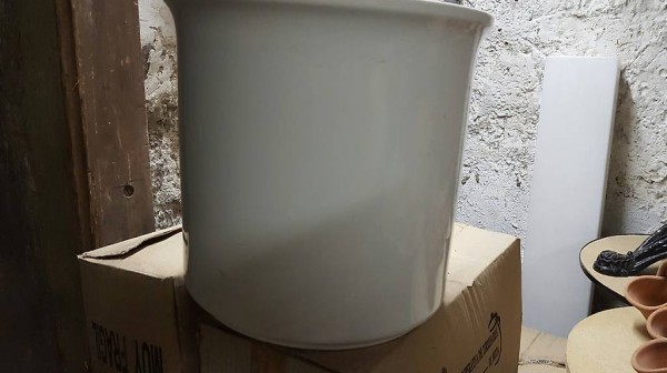 Weisse Übertöpfe glasiert