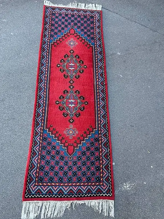 Orientalischer Teppichläufer mit traditionellem Muster