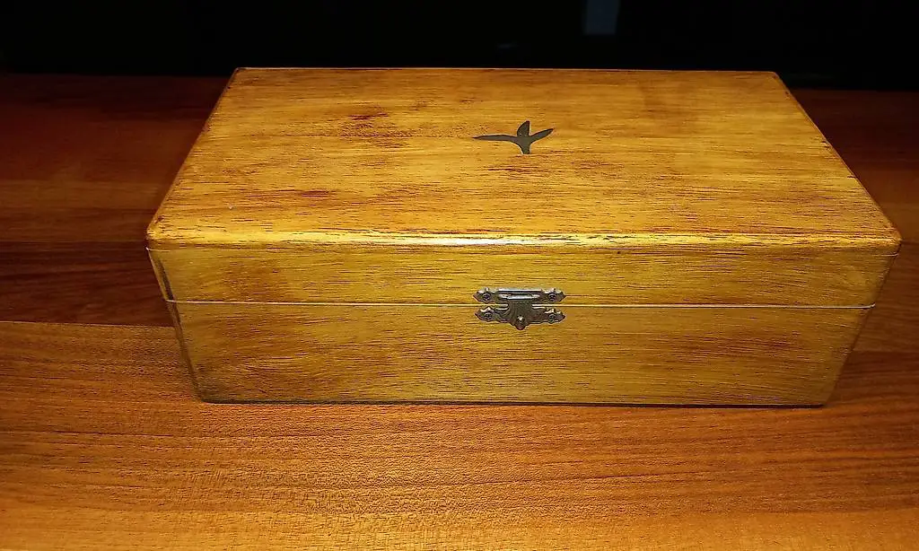 Holzkiste mit Emblem und Fächern