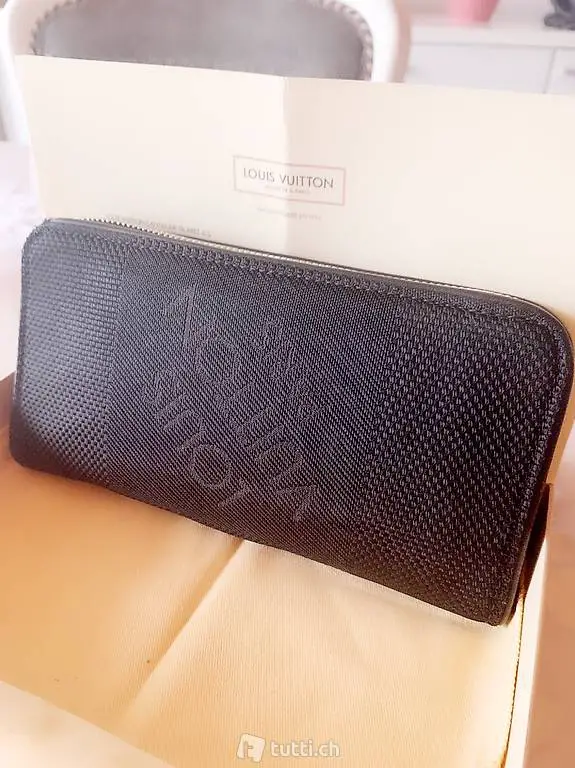 LOUIS VUITTON Damier Geant Zippy Wallet on Chain