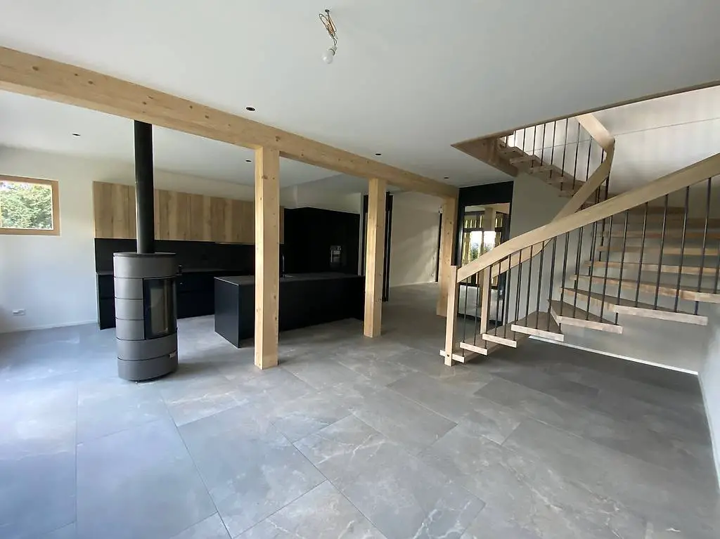 Modernes Wohnhaus im Grünen