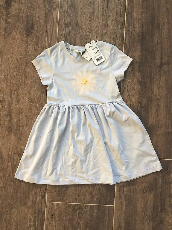 Neues Kleid 134 mit Etikett