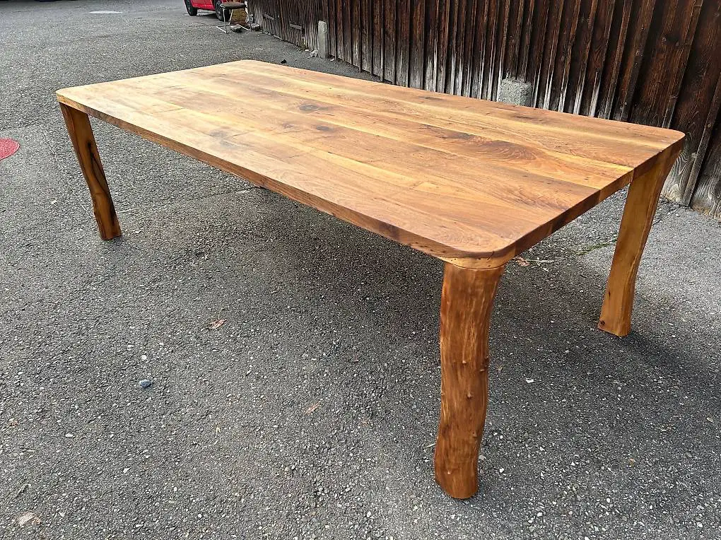 Nussbaum Tisch 240 x 110 cm H .75 geölt Beine Baumstammkante