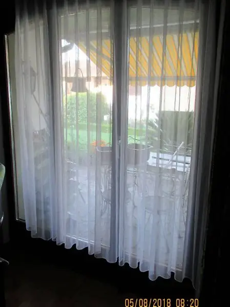  Tagesvorhänge neuwertig, ab Reinigung 4 Stücke