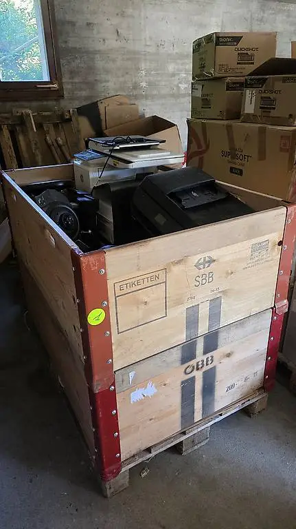 Europalette mit Rahmen und Elektroschrott