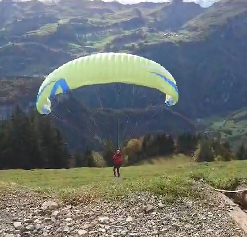 Gleitschrimausrüstung (Schirm, Gurtzeug, Notschrim)