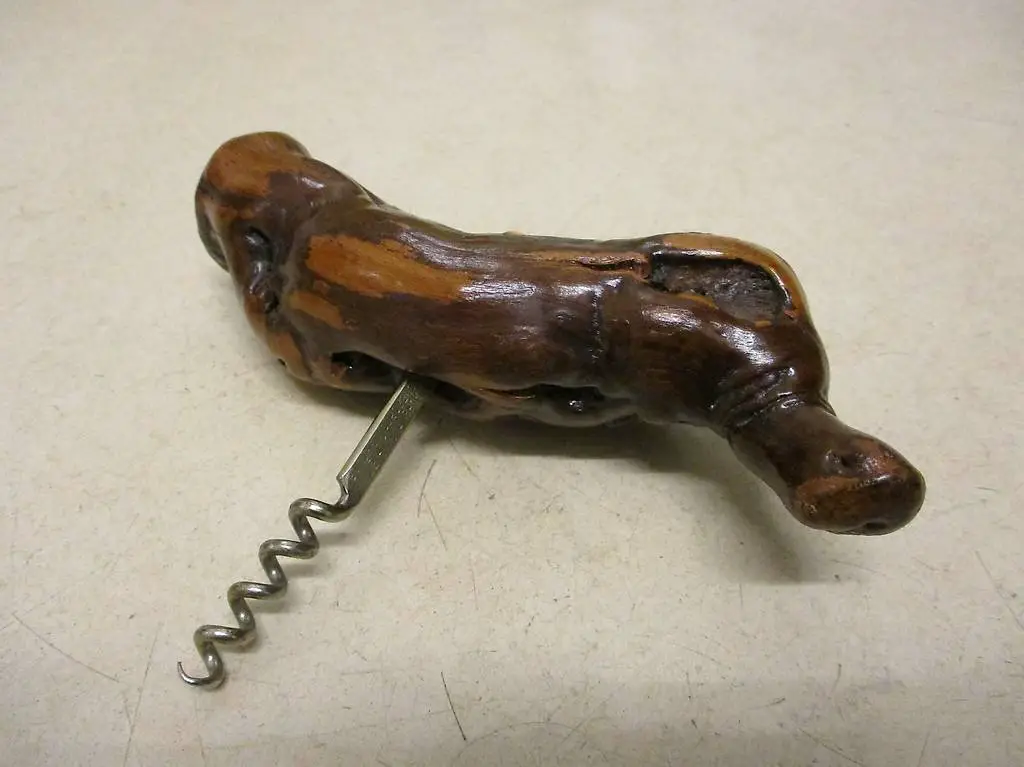 Zapfenzieher aus Wurzel-Holz Frankreich Alpine Chic Wein