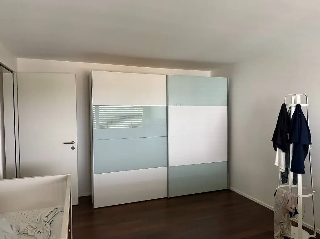 Schiebetürenschrank mit viel Stauraum, Top Zustand