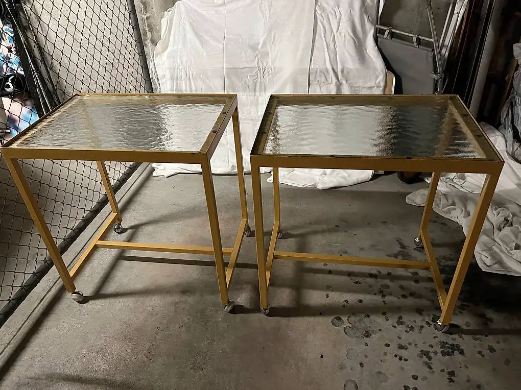 2 Metalltische mit Glasplatte