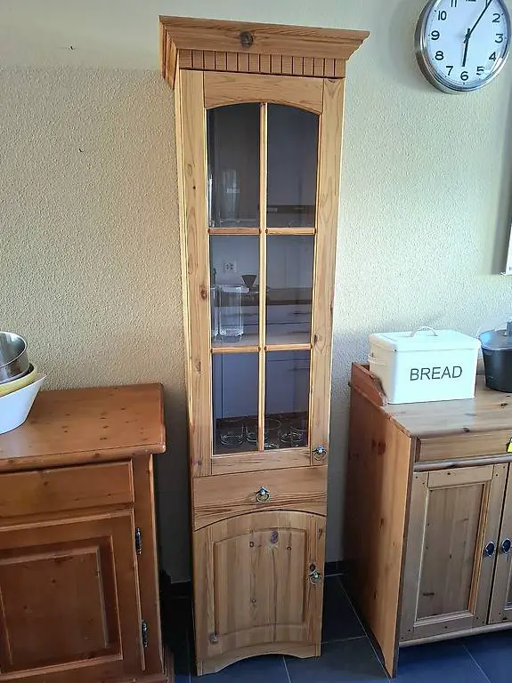 Schrank mit Glastür