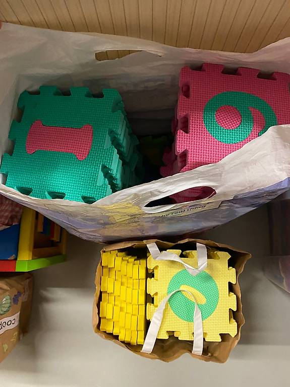 Puzzlematte für den Boden mit Buchstaben und Zahlen