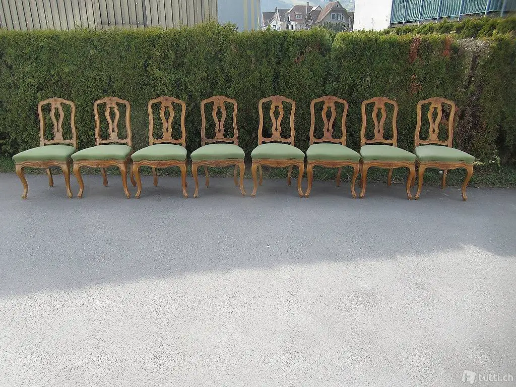  8 Polsterstühle im antiken Stil