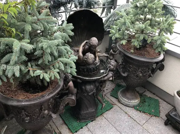 2 Blumentöpfe und 1 Brunnen in Bronze mit Engel