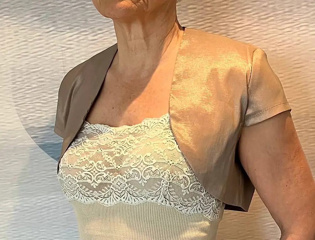 Bolero beige-gänzend