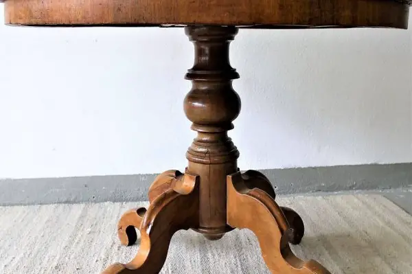 Tisch, Nussbaum, oval.